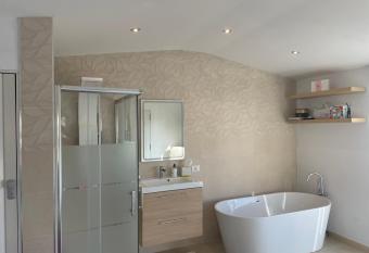 Alojamiento de invitados allows 18 year olds to book a room