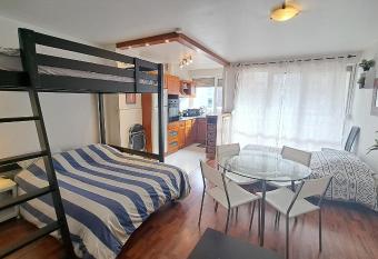 Studio cosy 33 m   limite Lyon. Parking privatif. has Balcony rooms