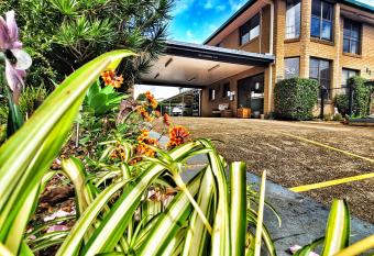 Raceview Motor Inn allows 18 year olds to book a room