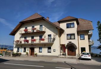 Gasthof mit Seeterasse & Appartements Zur Landeroith has Balcony rooms