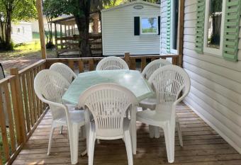 Les Mobilhomes d Edit - Pour 2    12 personnes allows 18 year olds to book a room