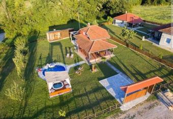 Family House Maksimovi   has rooms with a private hot tub