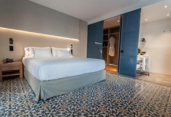 Hotel Sorli Emocions has rooms with a private hot tub