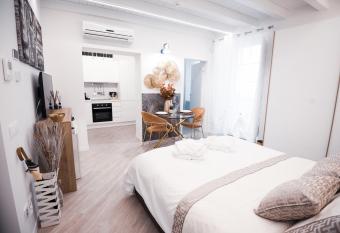 Dimora Palazzo delle Gabette - Centro Storico allows 18 year olds to book a room