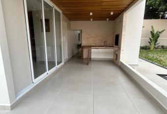 Casa super agrad  vel has rooms with a private hot tub