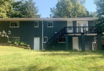 Beautiful home Among trees outside the city allows 18 year olds to book a room