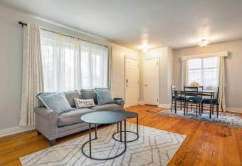 Beautiful House 15 mins. from downtown WI-FI allows 18 year olds to book a room