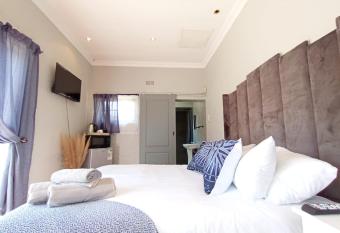 OR Tambo Stay Unit 2 allows 18 year olds to book a room