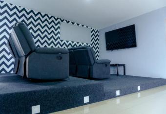 Hotel Suites Lounge La Viga has rooms with a private hot tub