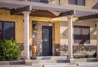 Luxury Downtown Rental (Hot Tub/Pet Friendly) - La Dolce Vita Villas #9 has rooms with a private hot tub