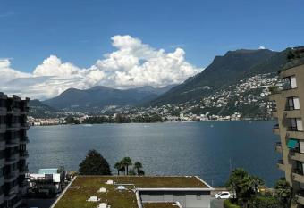 Paradise Lake View has rooms with a private hot tub