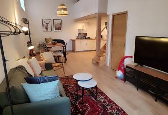 Le chaleureux loft 1 minute du tram has Balcony rooms