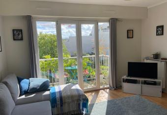 Joli Studio Lumineux has Balcony rooms