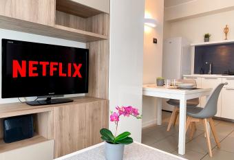 [DUOMO 30min] Appartamento Luminoso con Posto Auto allows 18 year olds to book a room