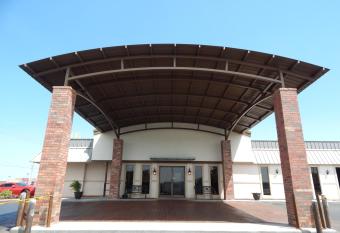 Quality Inn has Smoking rooms