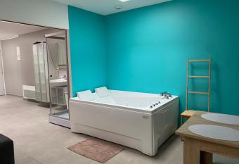 L   clat baln  o has rooms with a private hot tub