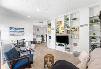 Delight and cozy Apt close to Las Olas & the beach allows 18 year olds to book a room
