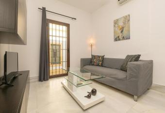 Aranda Deluxe - Adults Only - allows 18 year olds to book a room