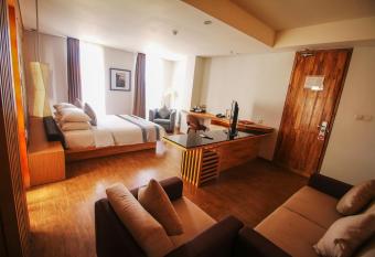 Liberta Hotel Jimbaran has rooms with a private hot tub