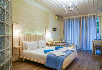 Alkionides Seaside Hotel has rooms with a private hot tub