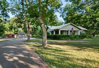 The Nut House has Balcony rooms