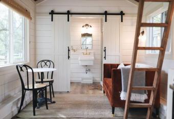 Cozy Guest House in Gold Country on Small Farm has Balcony rooms