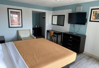 Siesta Inn allows 18 year olds to book a room