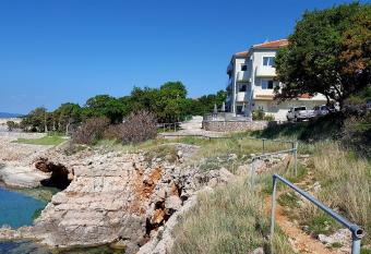 Villa Kanata has Balcony rooms