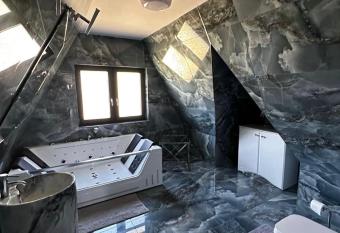 Tatrza  ski Domek & SPA has rooms with a private hot tub