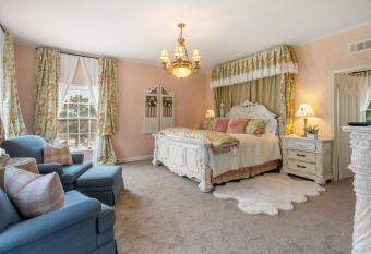 Beland Mansion-Blushing Rose suite allows 18 year olds to book a room