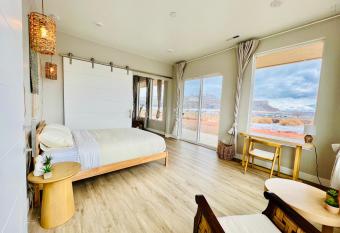 Tranquil Zen Retreat with Amazing Mesa Views has Balcony rooms