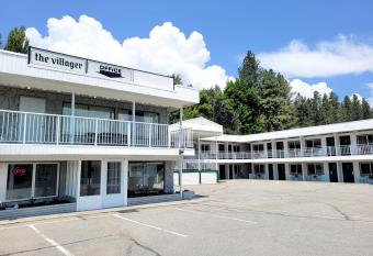 The Villager Inn Princeton Motel has Balcony rooms