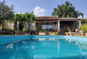 Cosy studio with pool has Balcony rooms