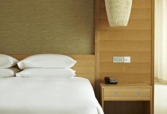 villa ocean and apartment Da Nang has rooms with a private hot tub