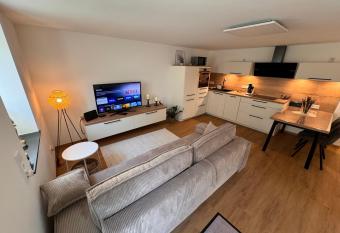 liebevolle Neubauwohnung im Souterrain has Balcony rooms