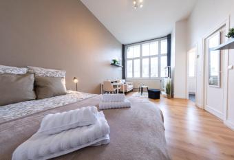 Studio au coeur du centre ville allows 18 year olds to book a room