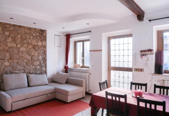 Casa Relax Con Giardino Tra Carso e Adriatico allows 18 year olds to book a room