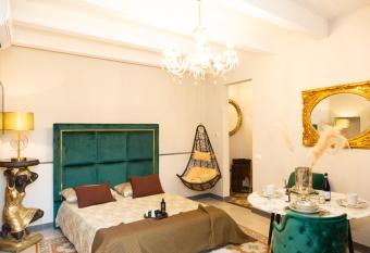 Femme noir Boutique Hotel Fitness e spa has rooms with a private hot tub