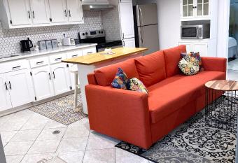 Central to Ottawa & Gatineau Park, Spacious & Comfortable 2-Bedroom Retreat with Free Parking allows 18 year olds to book a room