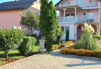 Holiday Home Peaceful Retreat allows 18 year olds to book a room
