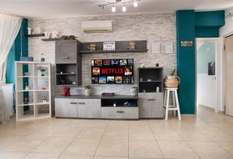 DEA SUITE APARTMENT - FIUMICINO ROME AIRPORT 5 Min - has rooms with a private hot tub