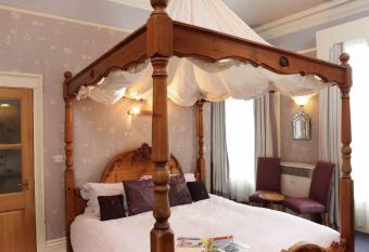 Holmwood House Guest Accommodation allows 18 year olds to book a room
