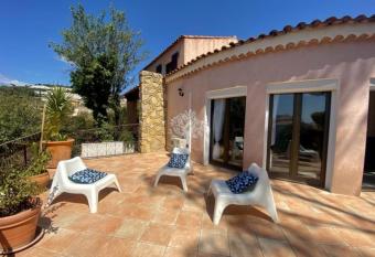 VILLA BANDOL PROCHE du PORT et DES PLAGES has Balcony rooms