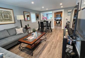 Beautifully Acquainted Home. Close to DT GSO! has Balcony rooms