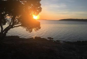 Coffin Bay Cottage, Opposite National park & 70 mtrs to Long Beach allows 18 year olds to book a room