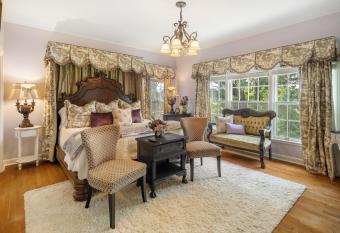 Beland Mansion-Blooming Garden suite! allows 18 year olds to book a room