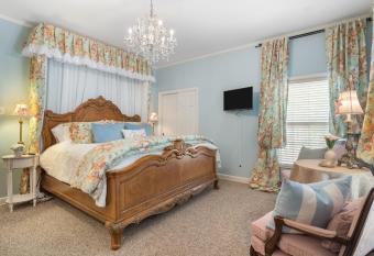 Grand Mansion-Treasured Mist suite! allows 18 year olds to book a room