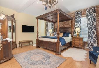 Grand Mansion-Royal Crown suite! allows 18 year olds to book a room