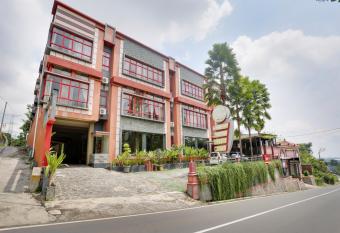 Urbanview Hotel Bergas Indah Bandungan by RedDoorz allows 18 year olds to book a room