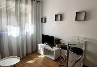 Appartement secteur Perrin, CHU, Fac, Parking. allows 18 year olds to book a room